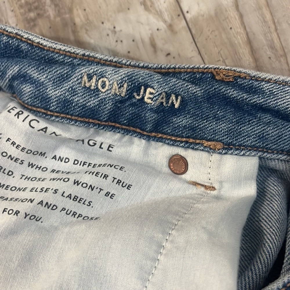 American Eagle Women’s Mom Jeans Distressed Holes Size 8 Short - Picture 5 of 7